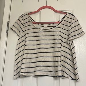 White and black cropped tee